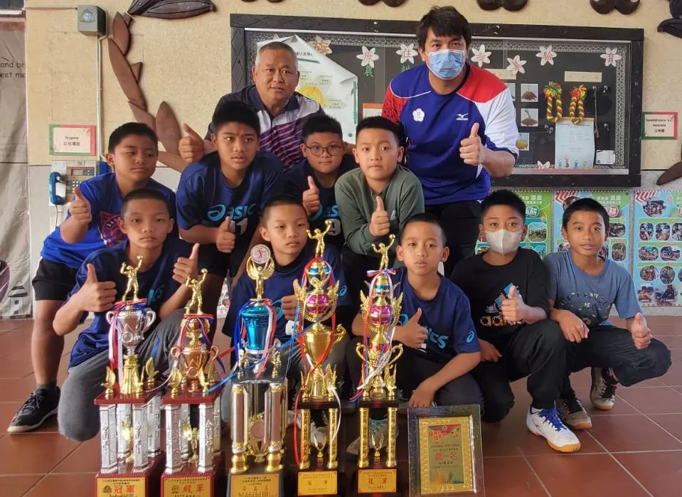 霧臺國小在和家盃排賽奪首座全國賽冠軍,校長鍾祥憑(後排左起)和教練陳勁瑋超開心。陳勁瑋提供。下同。