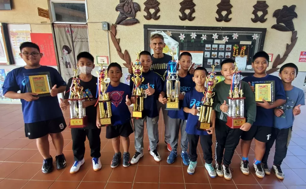 霧臺國小在和家盃排賽勇奪創校96年首座全國賽冠軍。