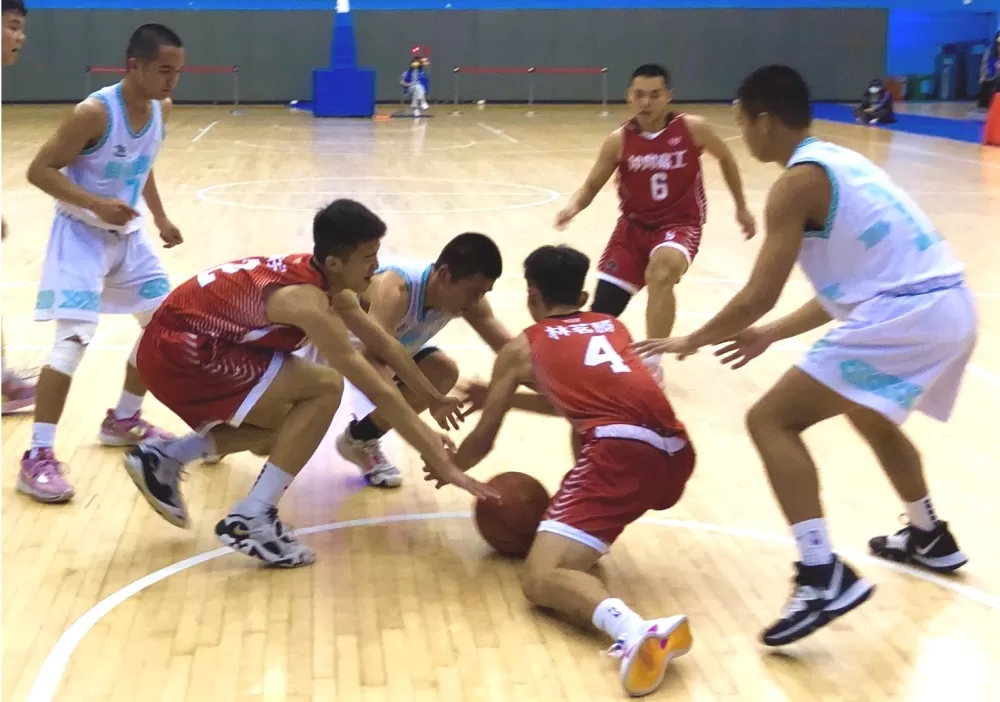 自強、神岡爭球互不讓。大會提供。下同。