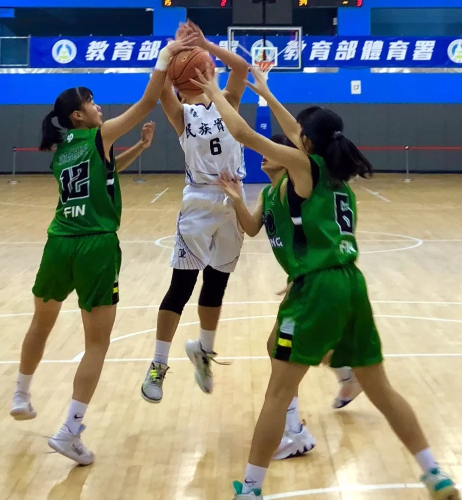 民族高子喬中間突破後遭陽明三人「遮臉」。