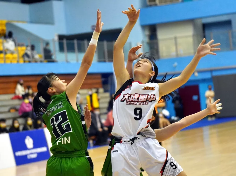 大成謝依臻18分、7 籃板、4抄截。