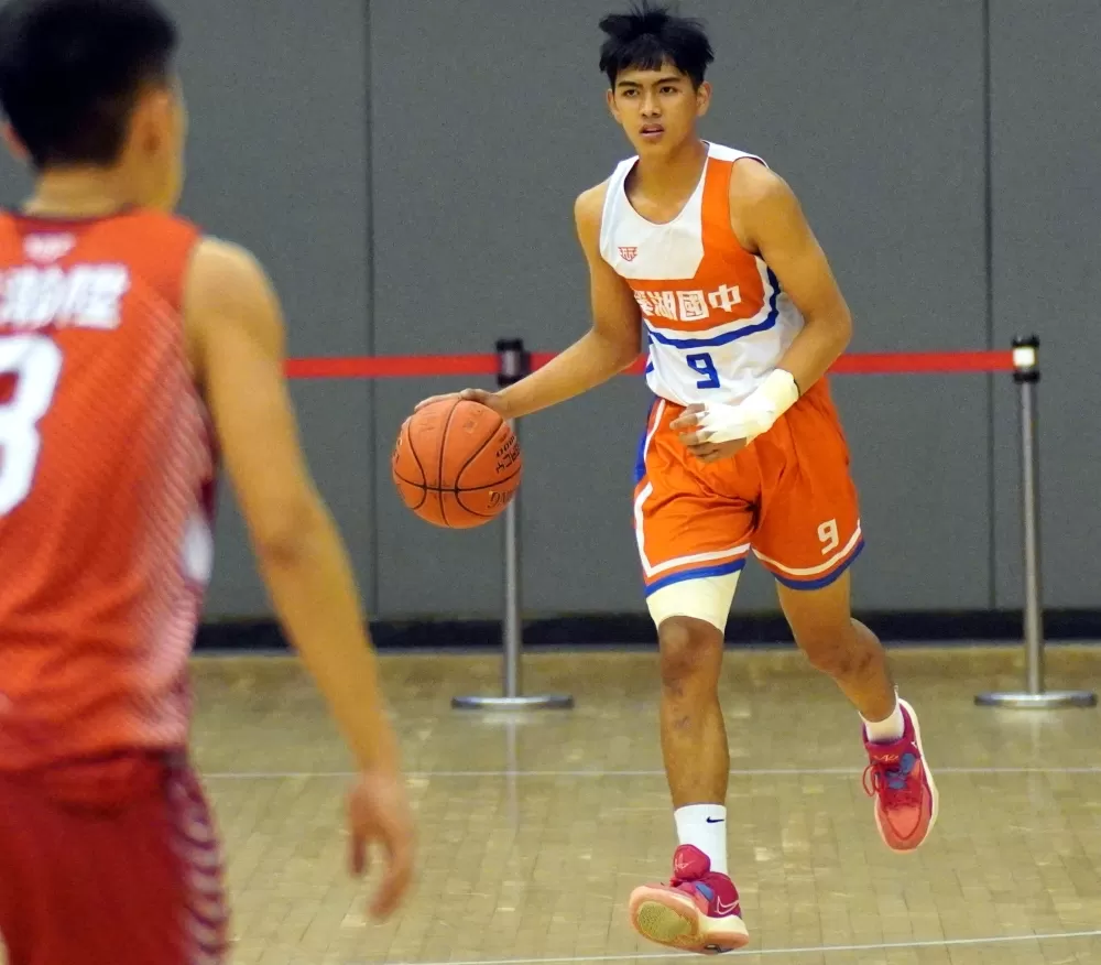 溪湖國二前鋒何鉦凱頂著左手傷攻下27分。