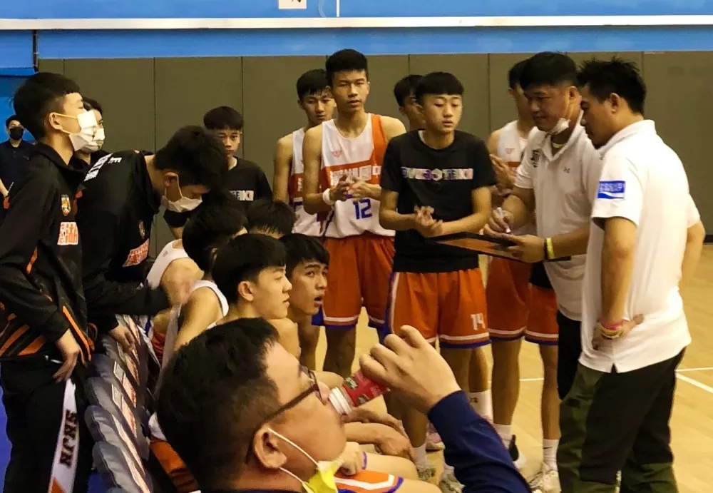 溪湖教練尤世銘面授機宜。