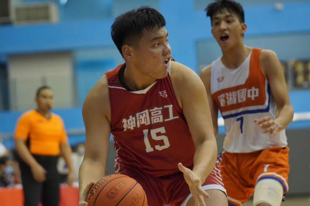 神岡唐張聖峰18分、16籃板「雙十」，也功在贏球。   