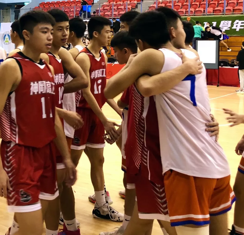 輸贏底定神岡、溪湖兩大球星黃瀚陞、金右翔（右）互擁相惜，一切盡在不言中。