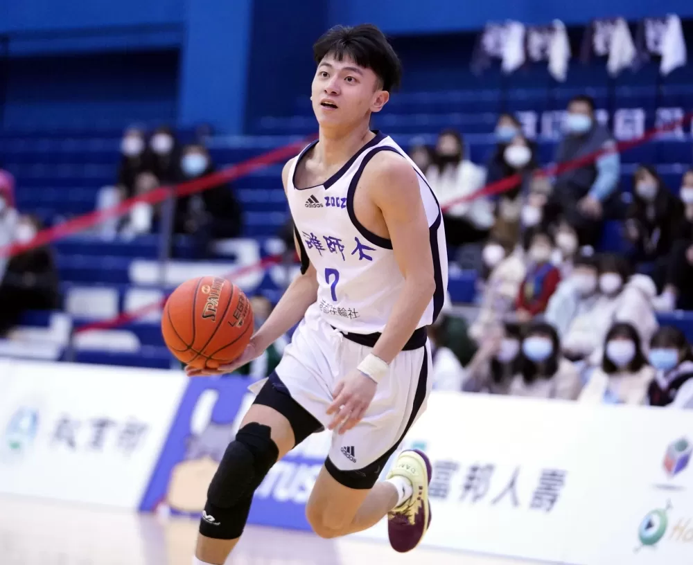 高雄師大黃麒哲12分。