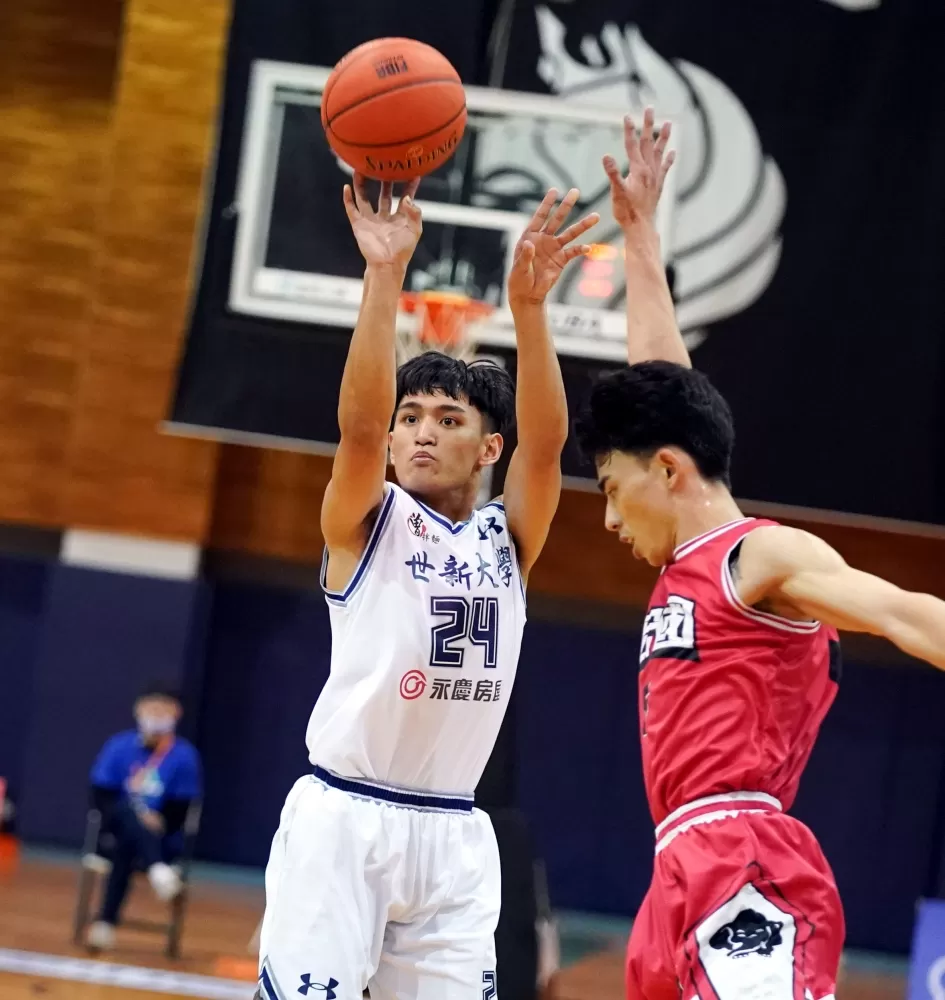 世新大學簡賀宇21分8籃板。