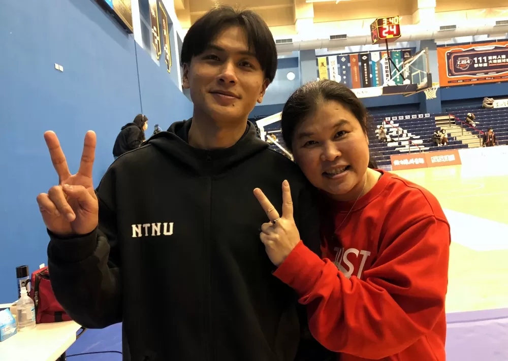 教練上演師徒對決，臺體大教練田本玉（右）恭喜子弟兵現擔任臺師大教練的李秉鴻獲勝（左）。