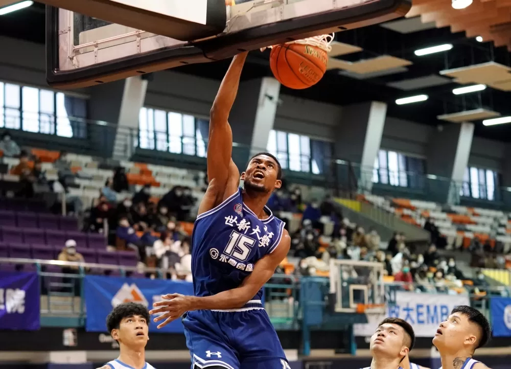 世新大學丹尼爾19分13籃板。