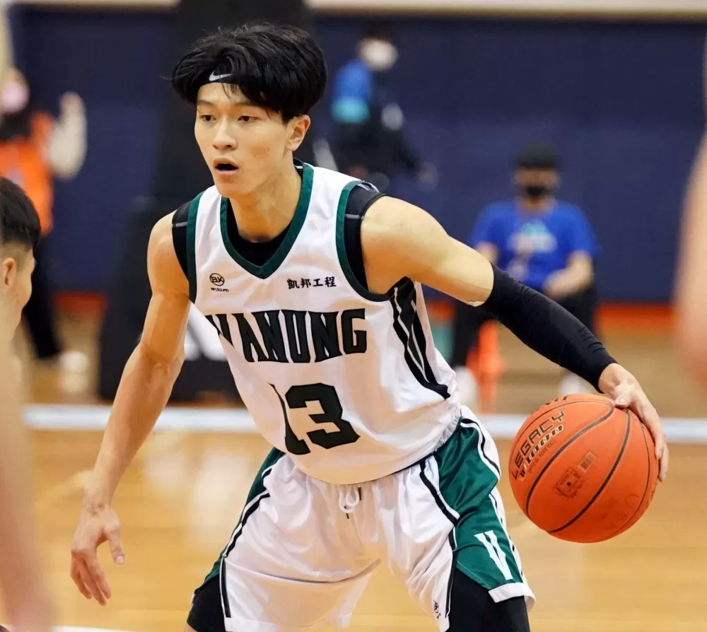 萬能科大高偉綸UBA得分生涯新高27分，17籃板。