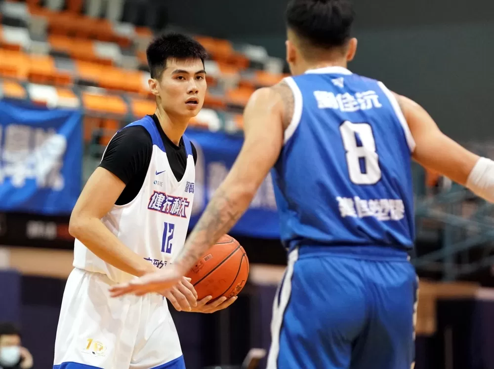 健行科大丁冠皓11分6籃板。