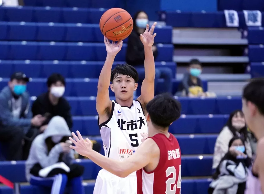 北市大學曾頎翔12分進帳。