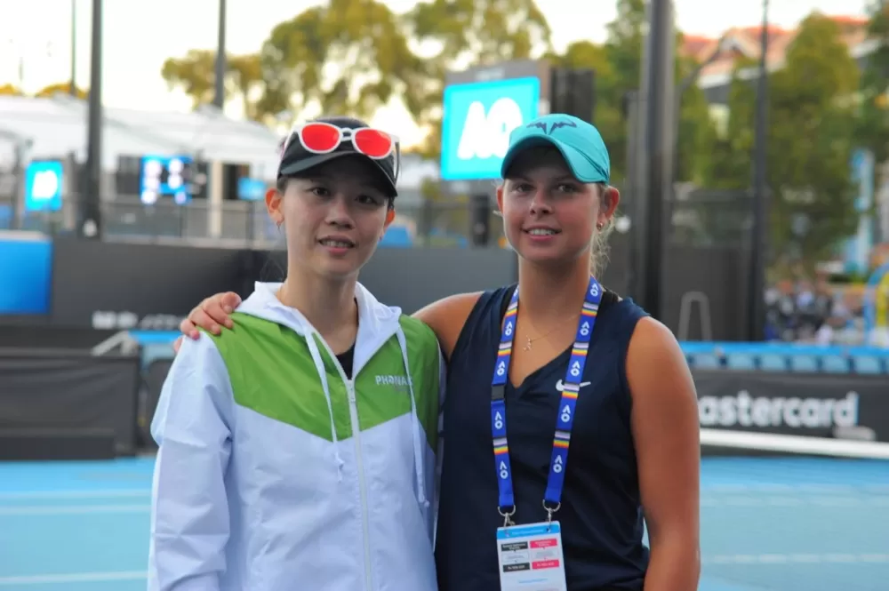 林家文(左)和娜克爾(ASHLEE NARKER)聯手拿下2023 澳網聽障邀請赛冠軍(蔡再基Jacky 攝)