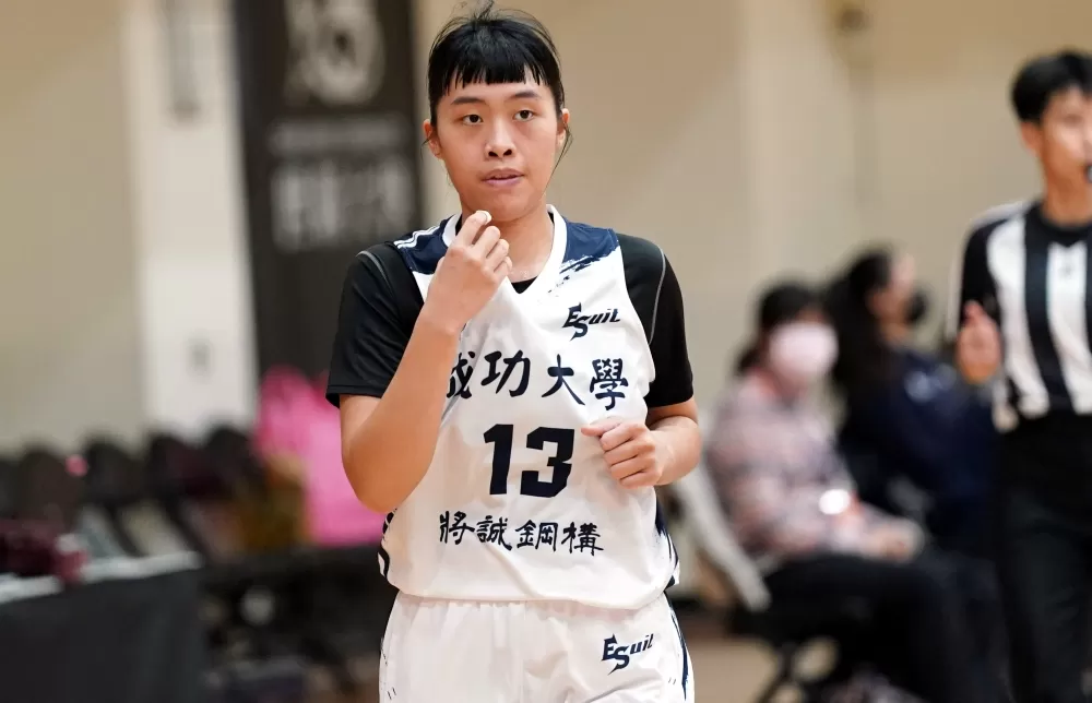 成功大學黃郁榛9分8籃板。