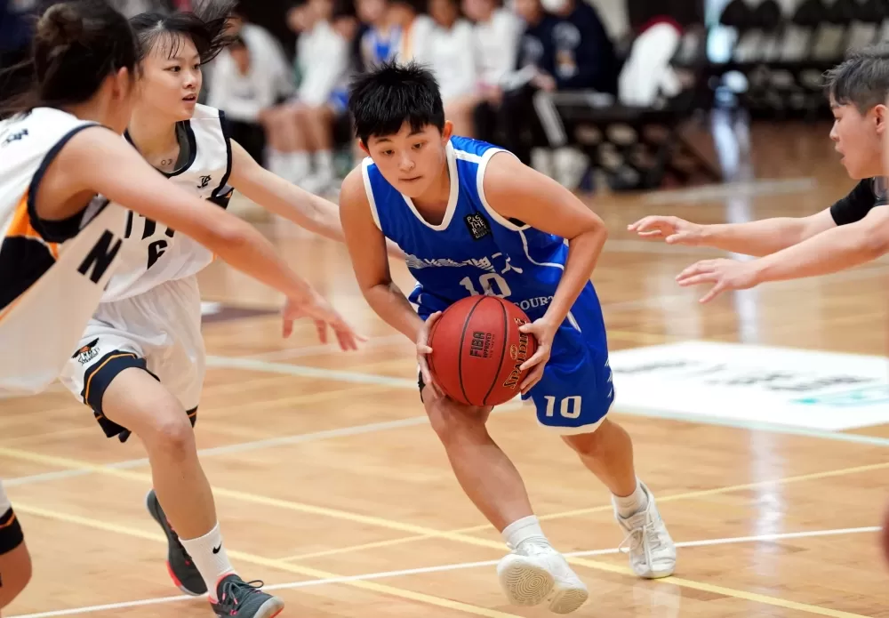 臺灣體大李思嬡11分7籃板。