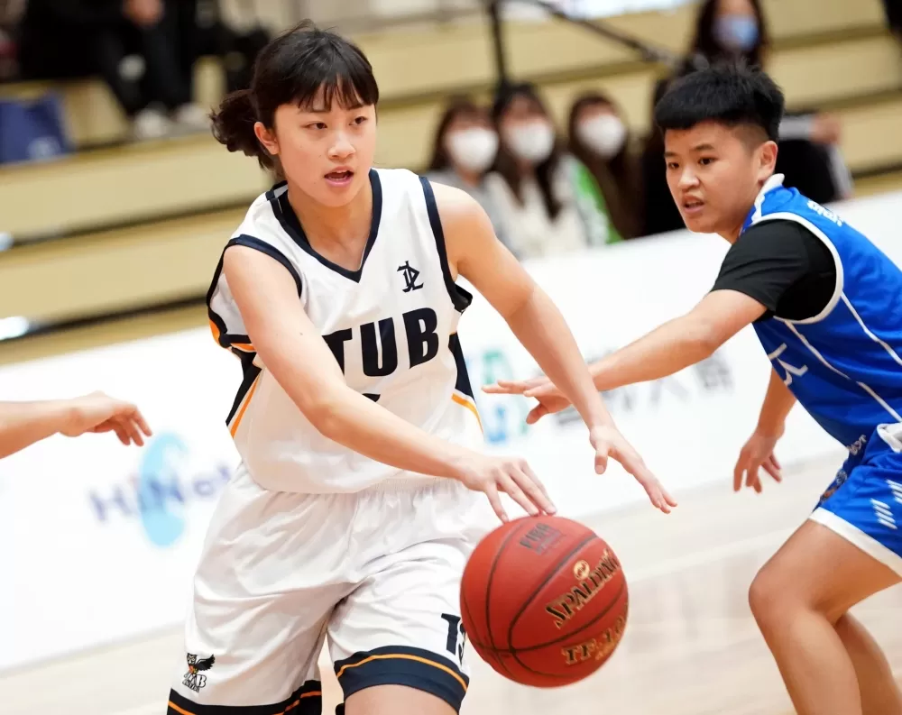 臺北商大鄭芯昀10分7籃板。