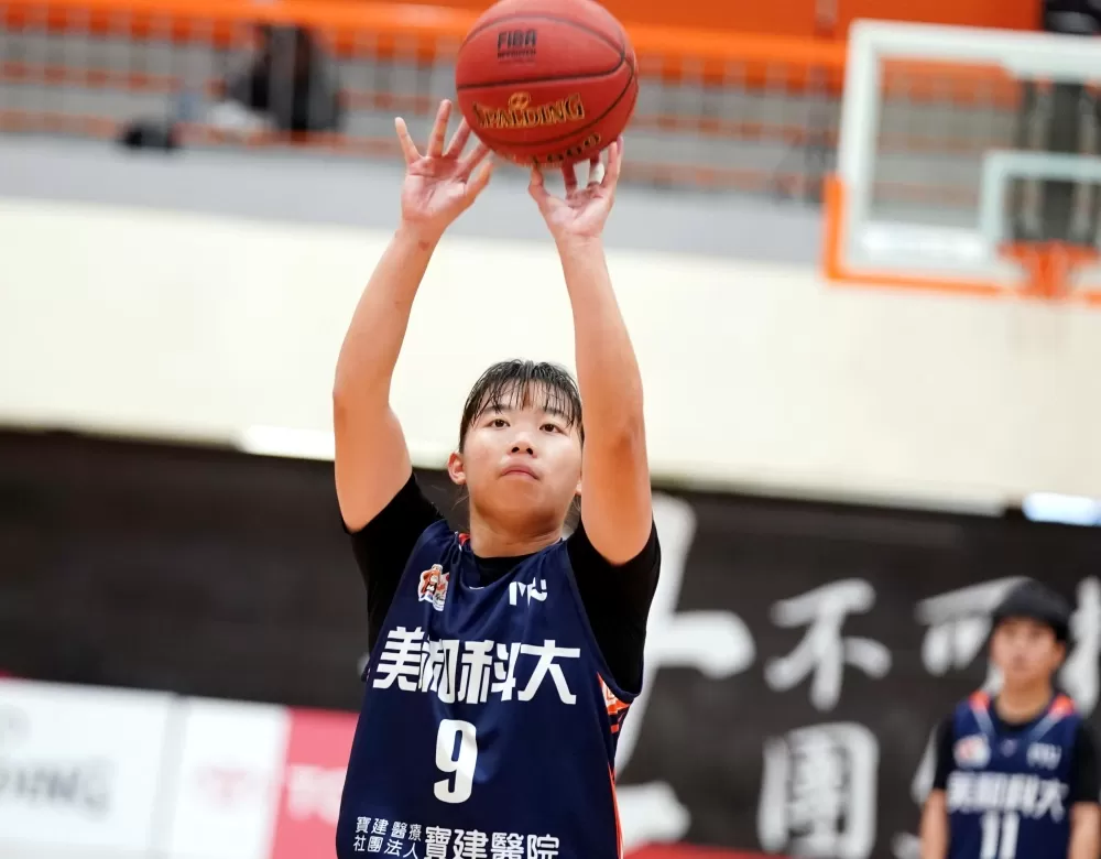 美和科大許可微15分7籃板4助攻。