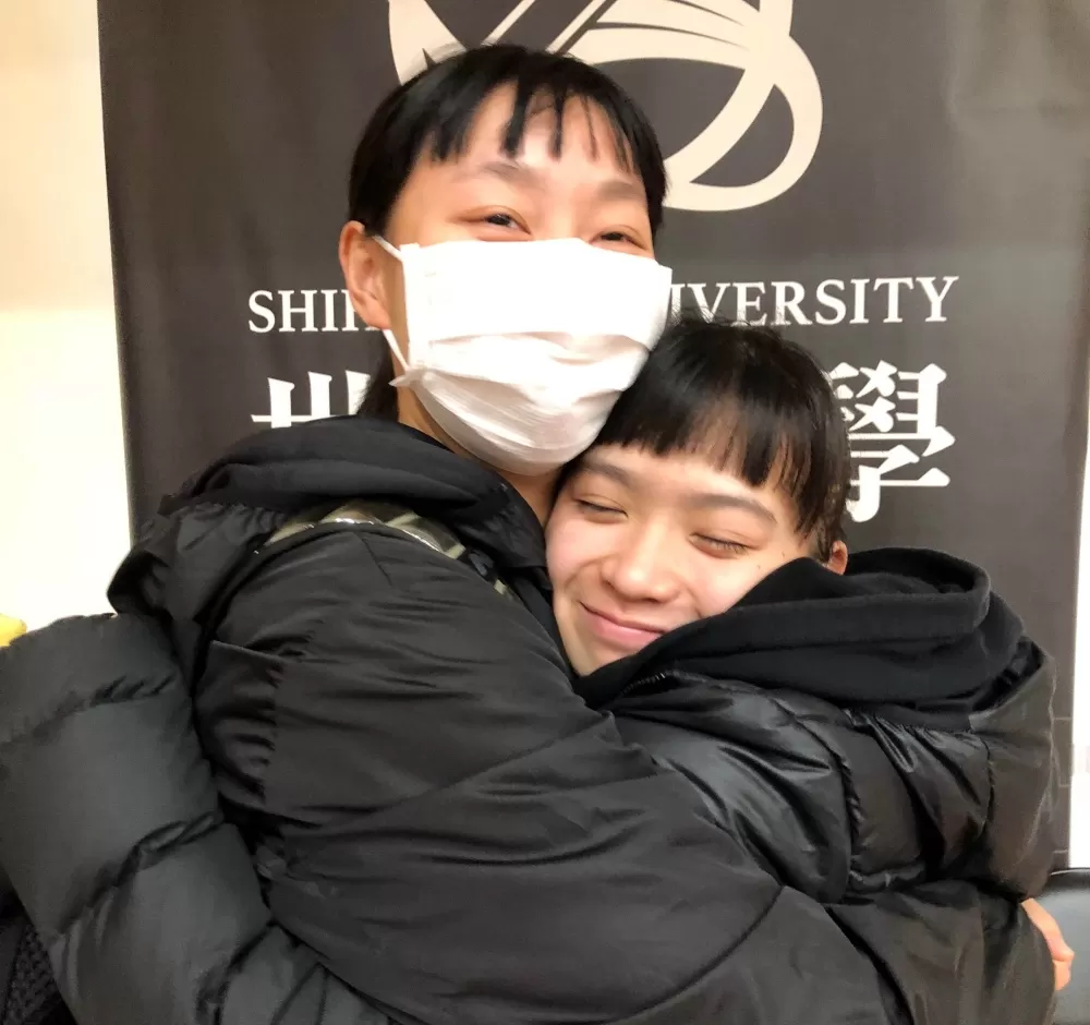 讀「小綠綠」北一女聯手打HBL就有革命情感的成大黃旻瑀(右)、臺大溫品淳最愛抱抱。大會提供。下同。