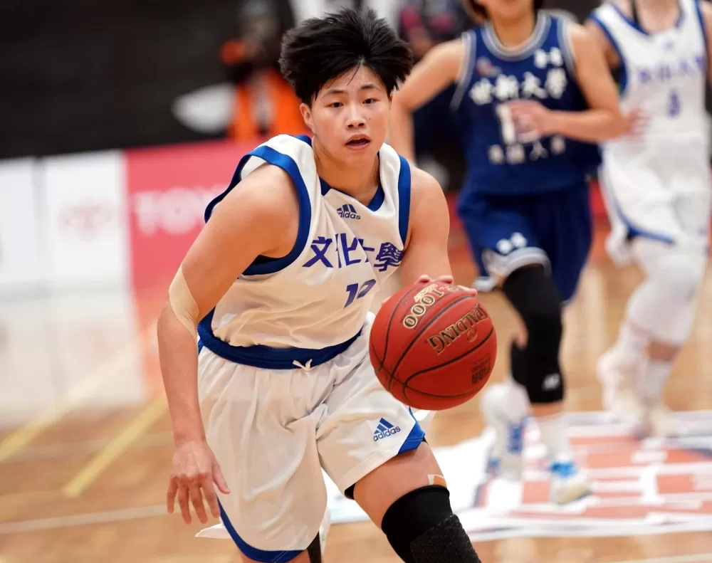 文化大學劉倩伶7籃板8助攻，達成UBA生涯300助攻為女一級102學年度後第一人。