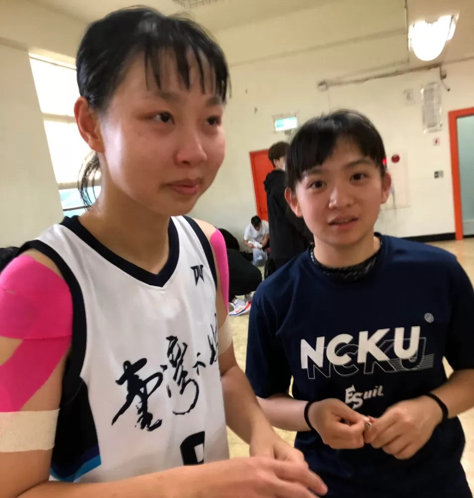 連莊阻攻后、延續臺大連5季火鍋霸業的溫品淳(左)與麻吉成大黃旻瑀。