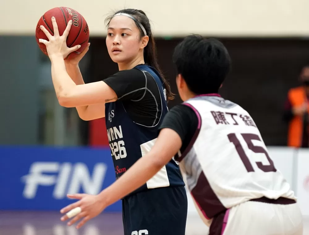 臺灣科大艾郁婕12分8籃板。