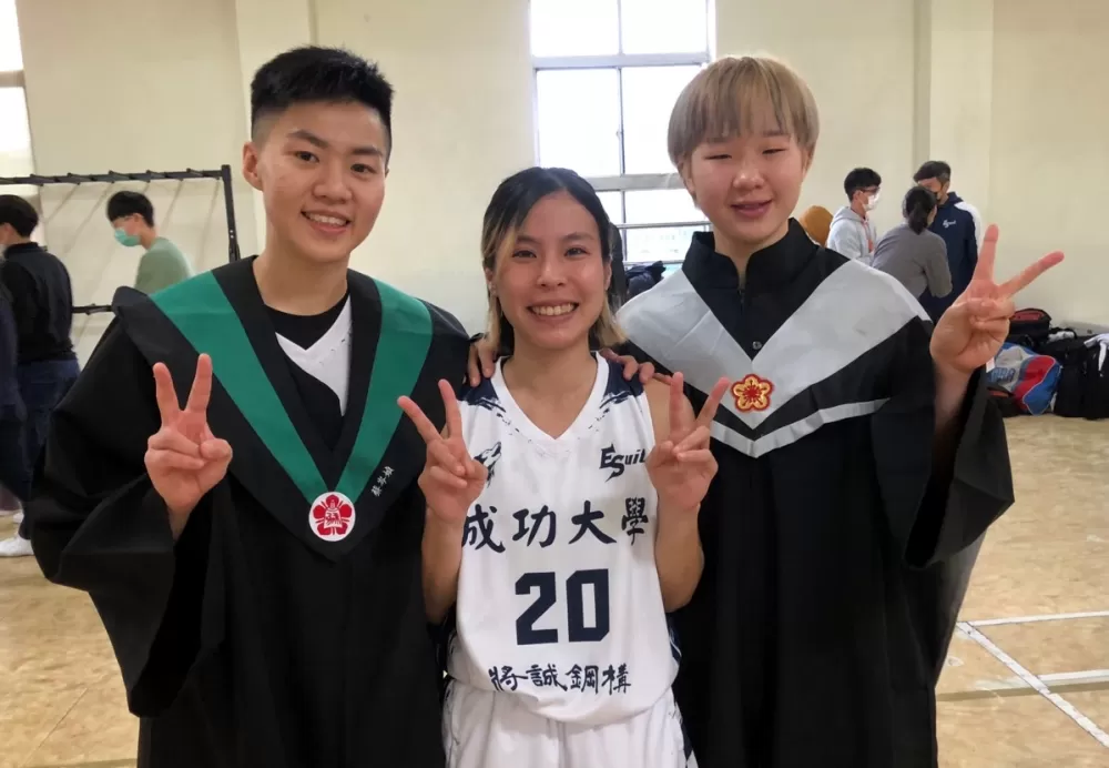 成大陳雅婷（右）蔡岑媜（右）、日籍前新屋愛美。