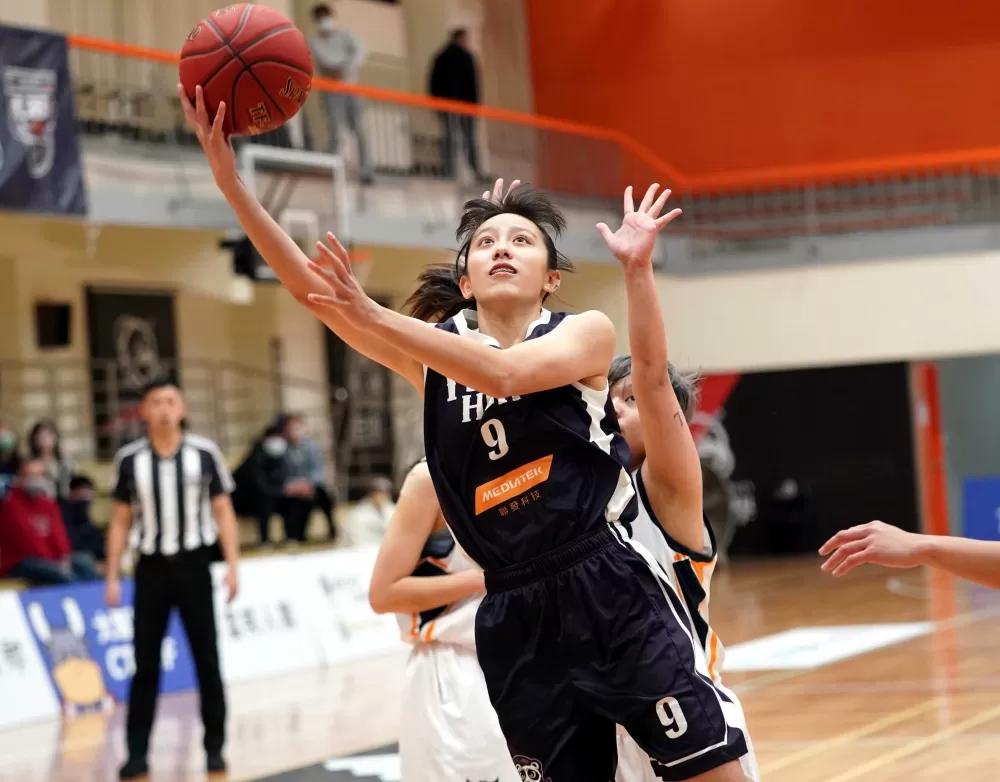 清華大學楊芷昀8分4抄截。