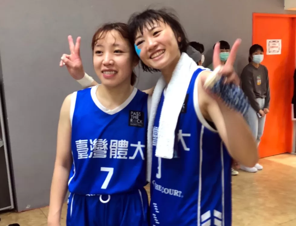 台體翁盺湲（右）UBA 生涯末役,謝亮平祝福。