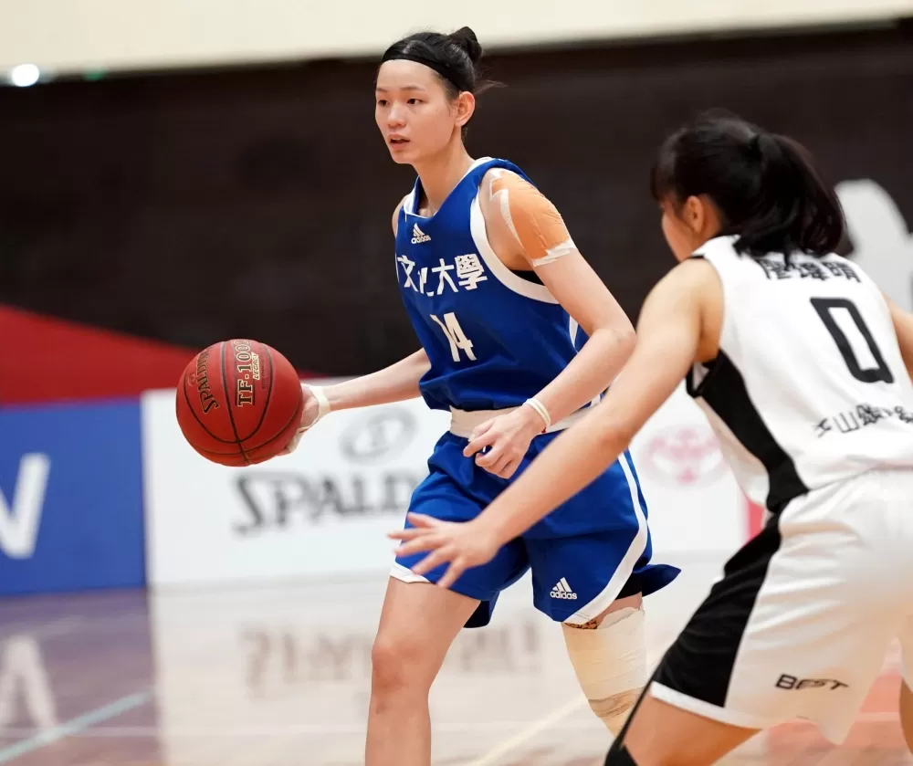 文化大學郭虹廷14分12籃板，連7場繳雙十。