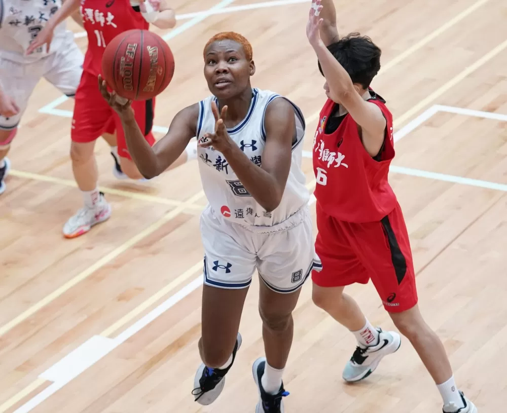 世新大學吉芙25分21籃板。