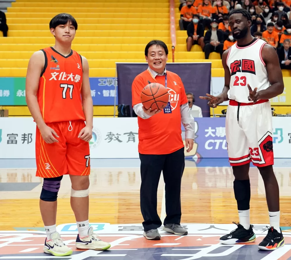 文化大學王子奇校長開球。大會提供。下同。