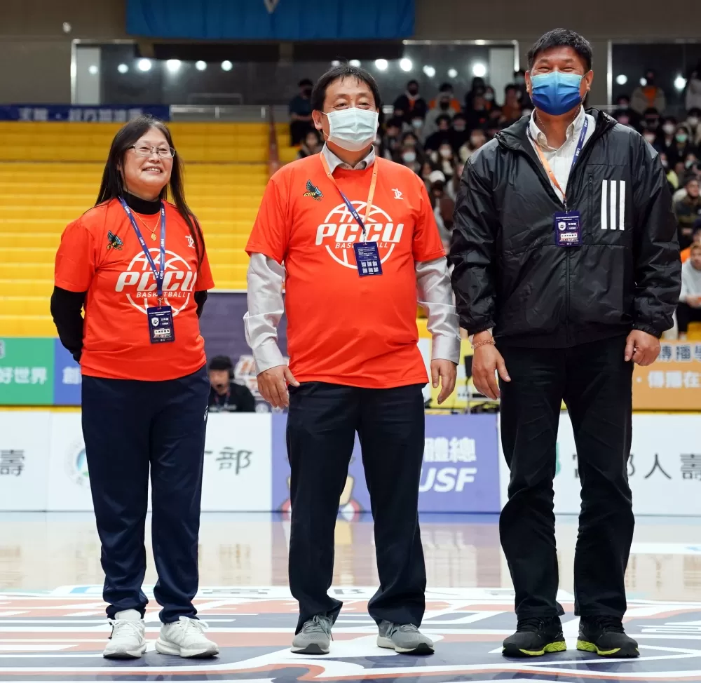 (左起)大專體總王淑音會長、文化大學王子奇校長、大專體總余清芳秘書長。