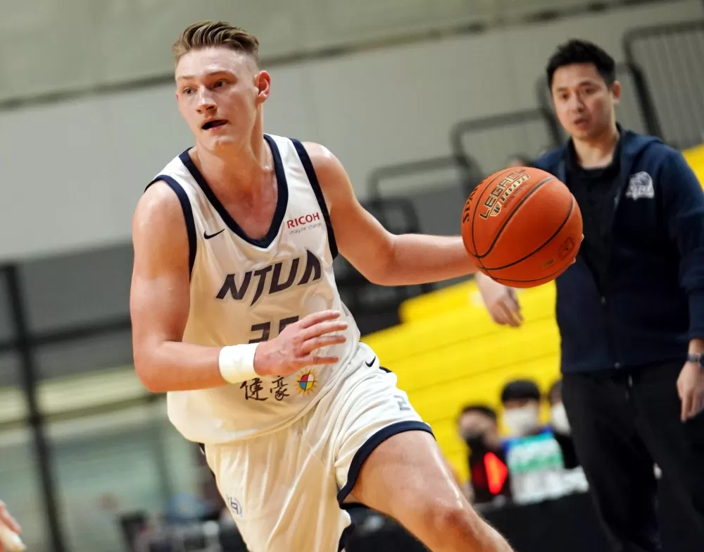 臺灣藝大喬納森11分5籃板6助攻。