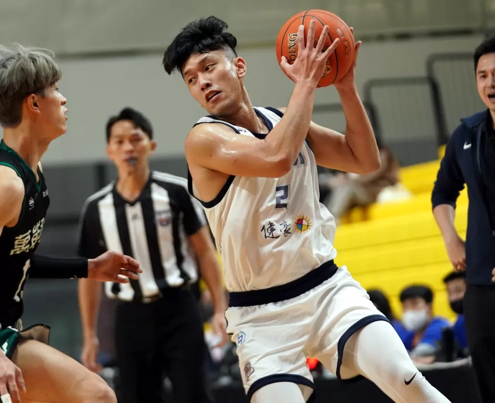 臺灣藝大蘇培凱6分6籃板。