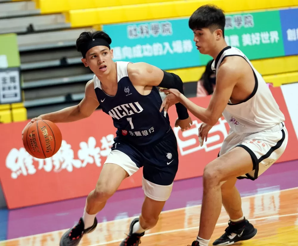 政治大學游艾喆以3屆55場達陣UBA生涯400次助攻，成為102學年度UBA有攻守紀錄後第1人。