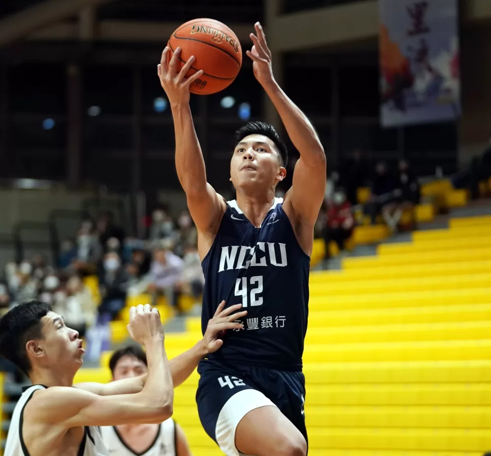 政治大學王凱裕22分，飆進6記外線。