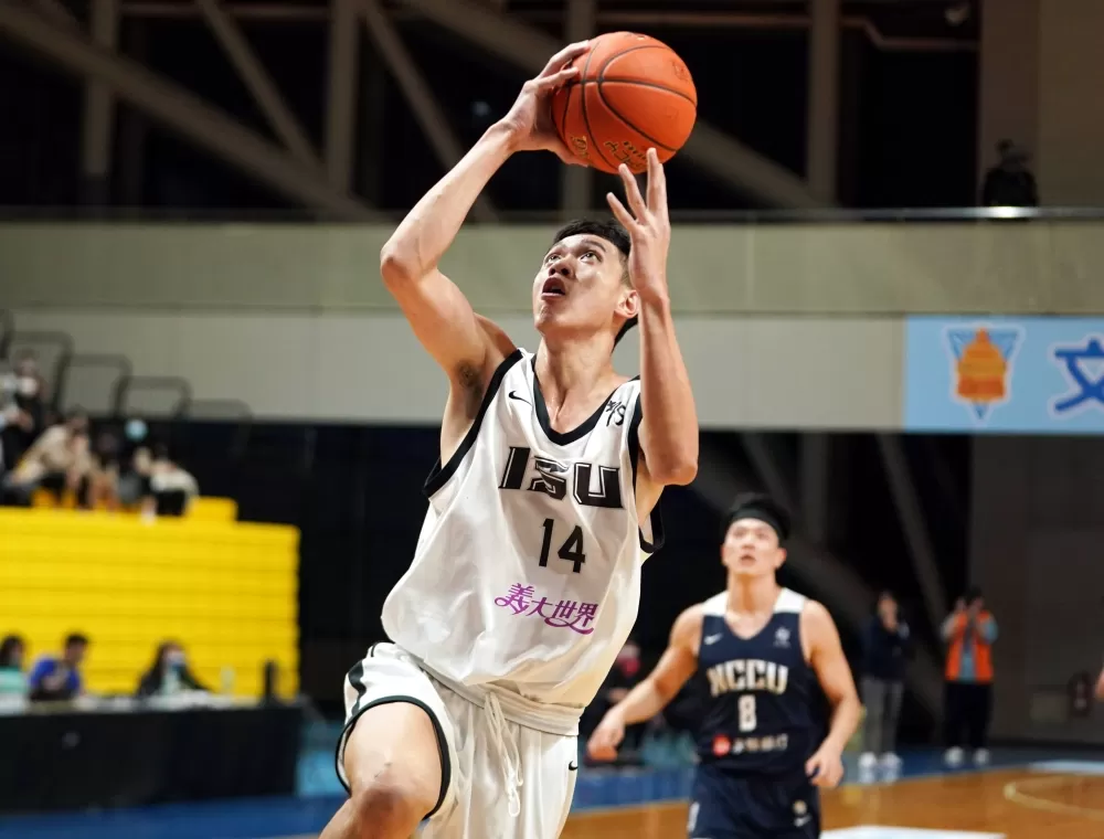 義守大學曾銘偉6分5籃板。