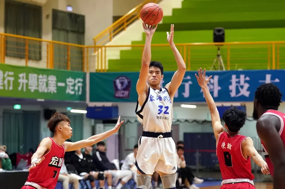 高雄師大蔡鎮嶽14分8籃板。