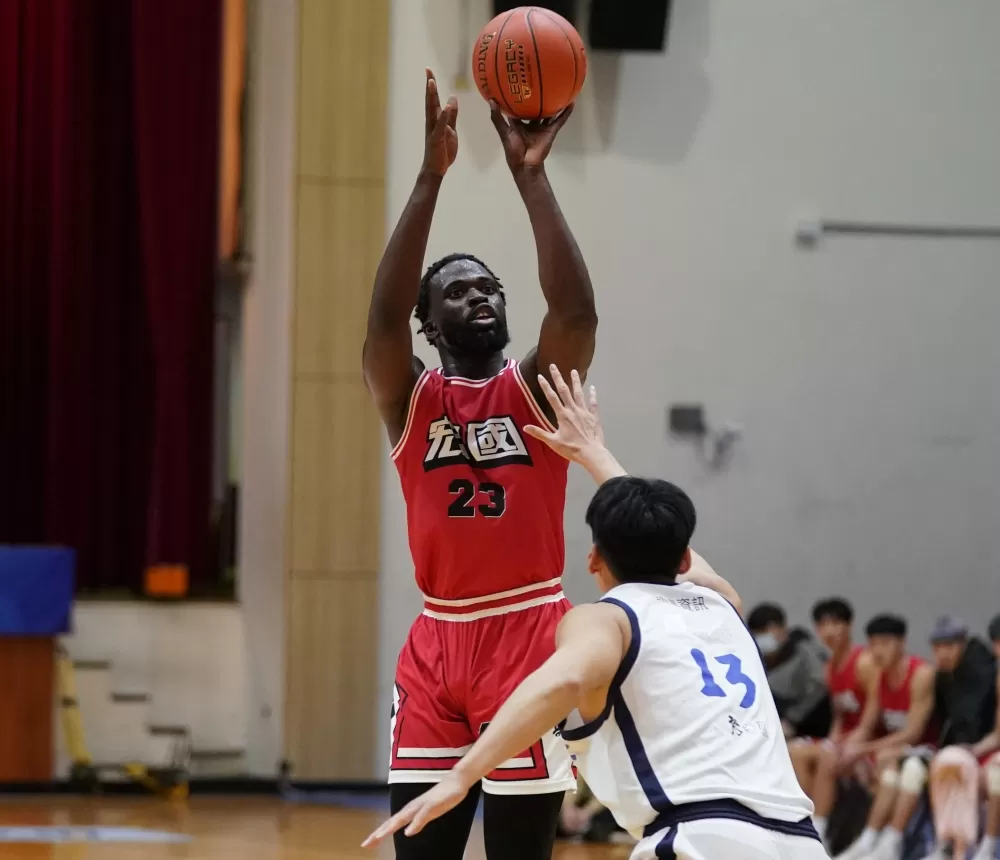 德霖科大奧斯曼24分19籃板。