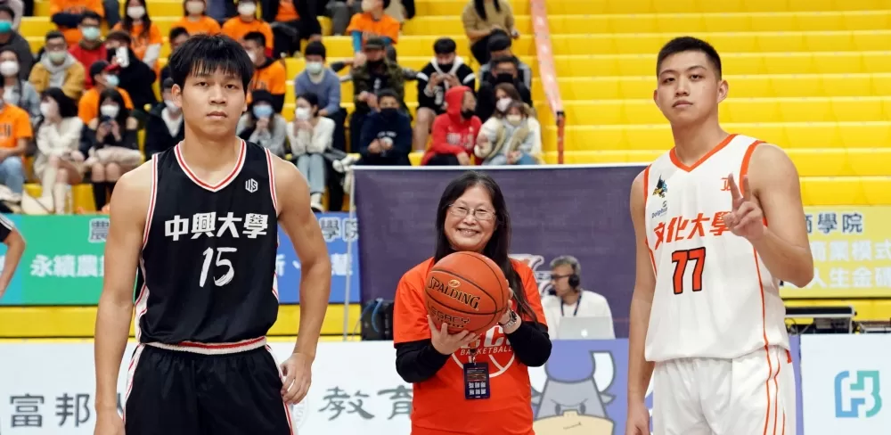 大專體總會長王淑音和UBA球星的最萌身高差。大會提供。下同。