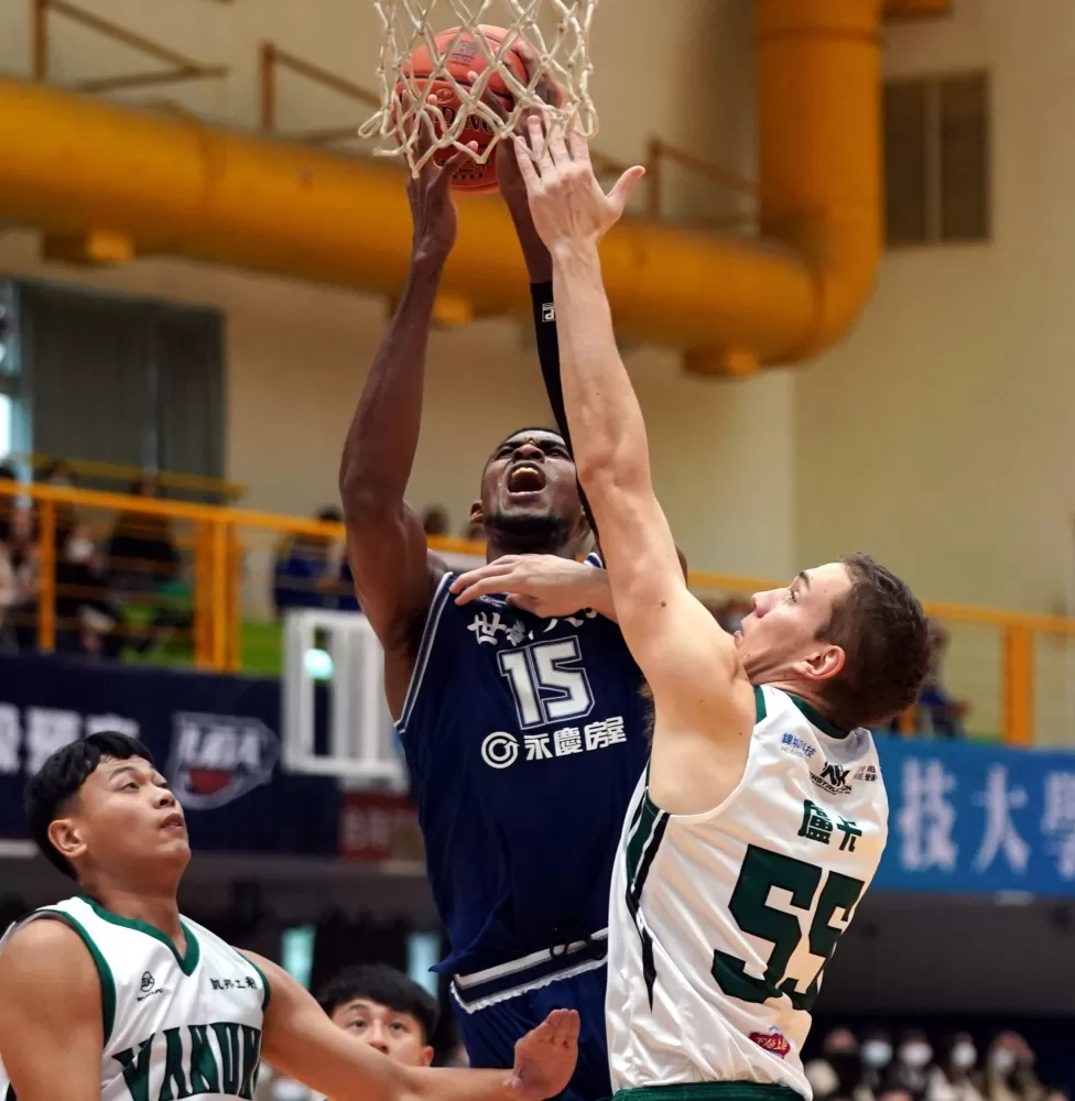 世新大學丹尼爾9分12籃板6阻攻。