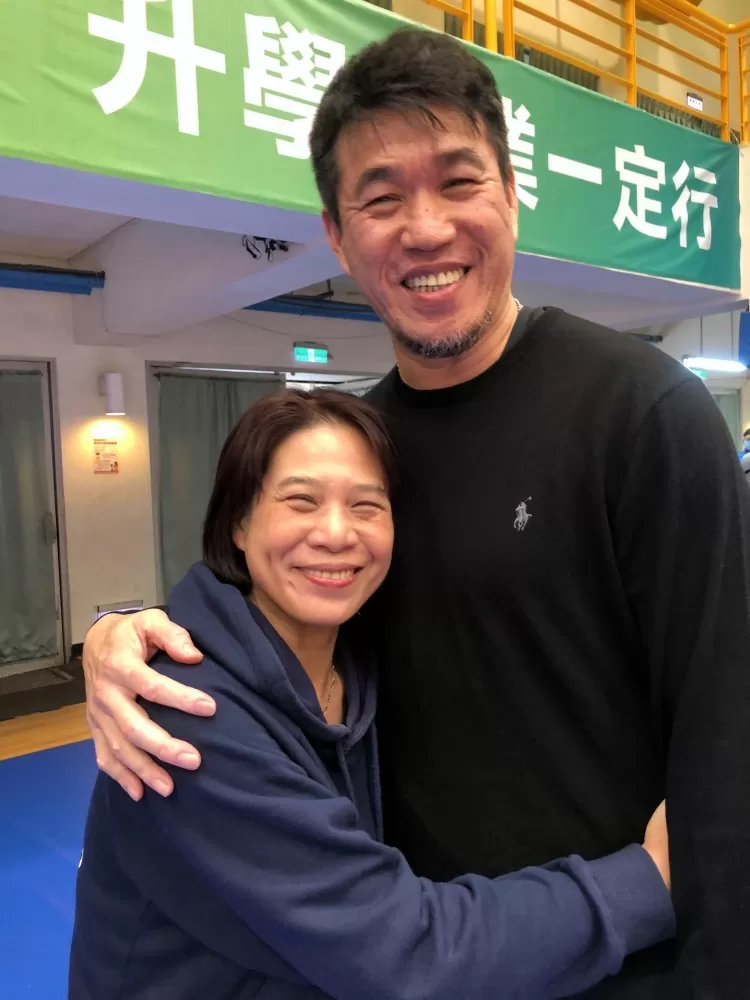 國體教練桑茂森、義守教練謝玉娟多年好友，賽前先禮後兵。
