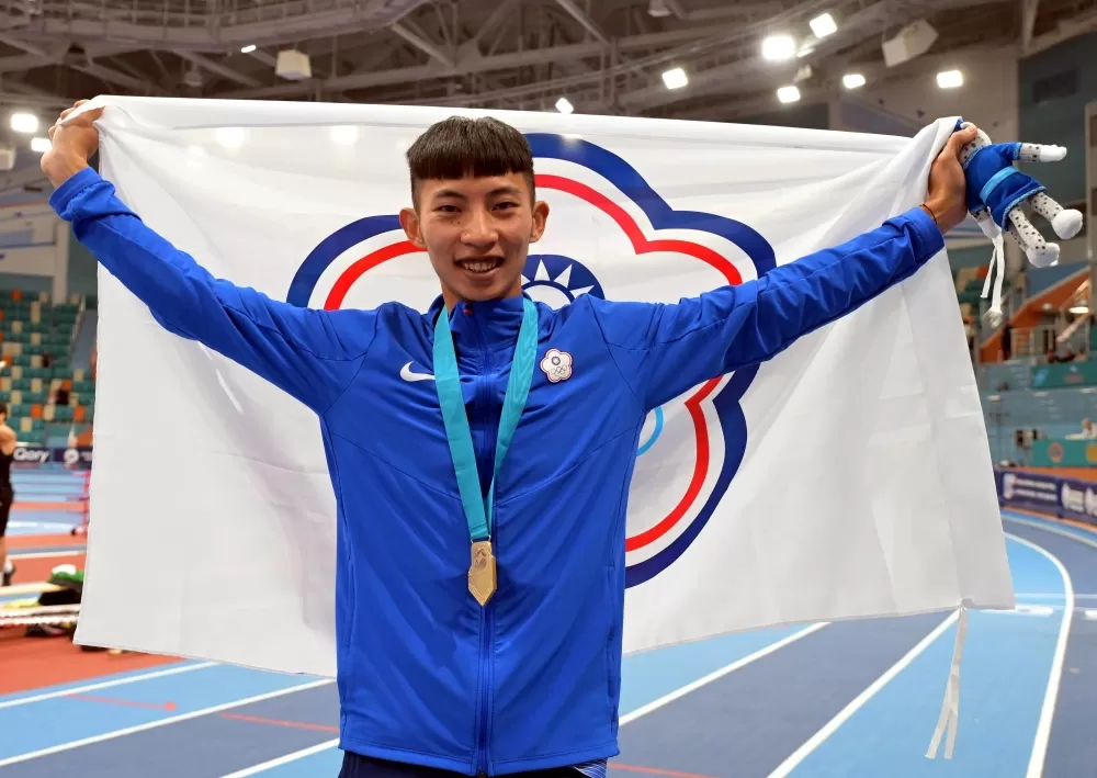 林昱堂(中)在亞洲室內田徑賽男子跳遠奪金破全國。