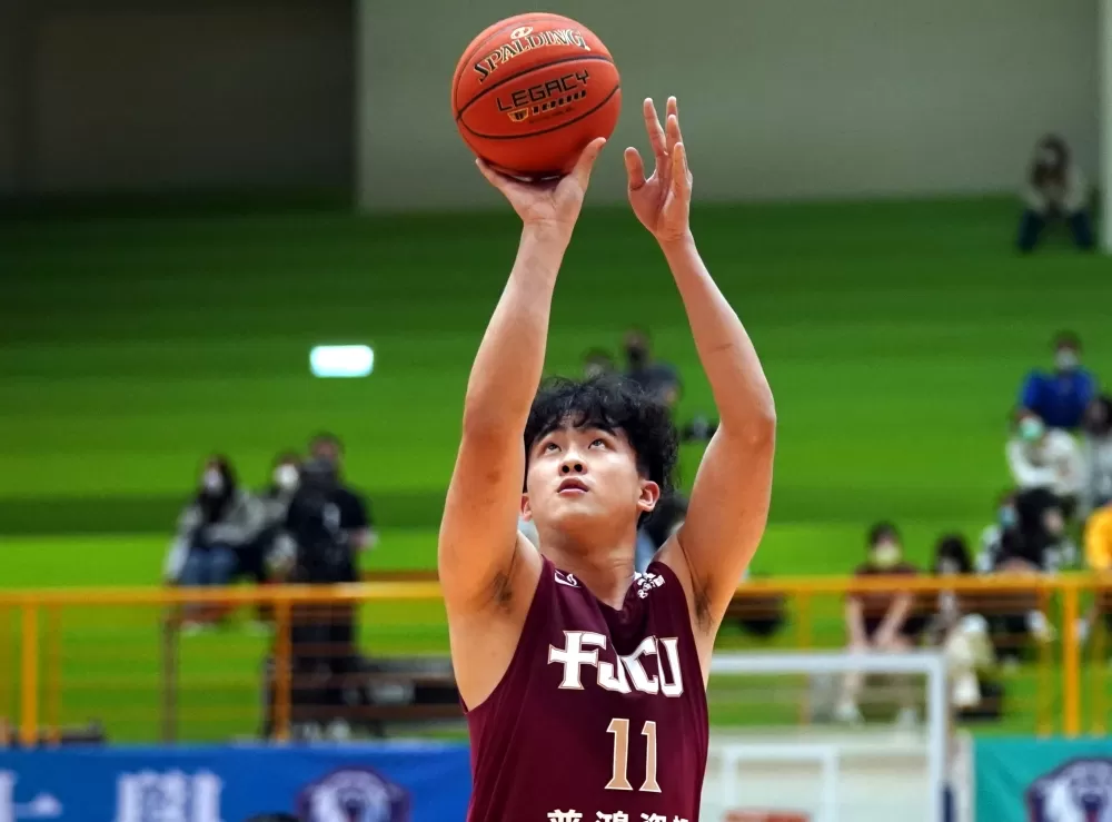 輔仁大學傅發翔抓下11籃板。