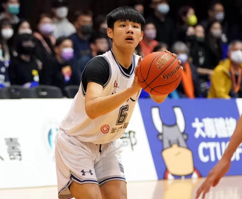 世新大學王鼎鈞外線連發攻下22分抓8籃板。