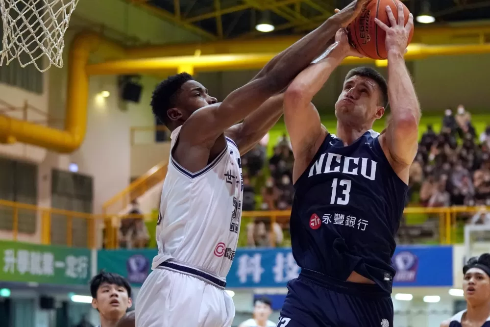 政治大學歐力士抓下8籃板。