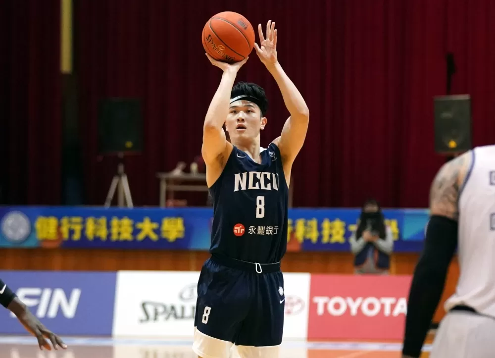 政治大學李允傑單場4顆三分球、攻下16分。
