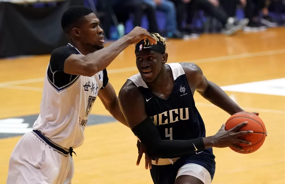 政治大學莫巴耶19分17籃板4阻攻。