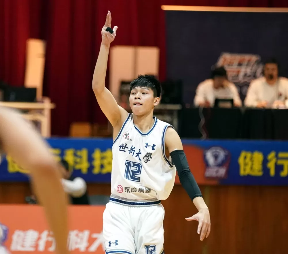 世新大學李盛新17分7籃板。