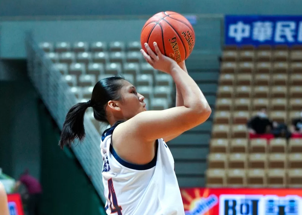 永仁高一菜鳥陳薇涵13分、11籃板首度「雙十」。